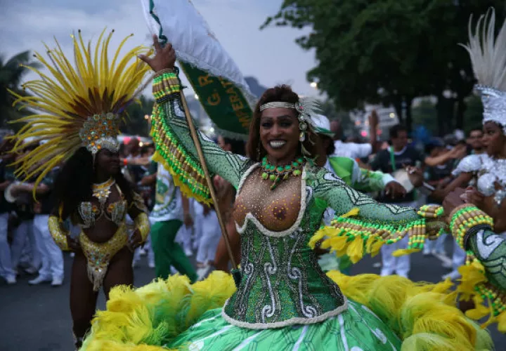 Las escuelas de samba se toman las calles y la playa Copacabana. FOTO/EFE