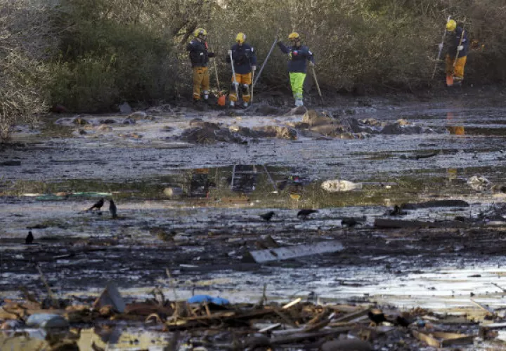 Mueven los escombros para evitar nuevas inundaciones. FOTO/AP