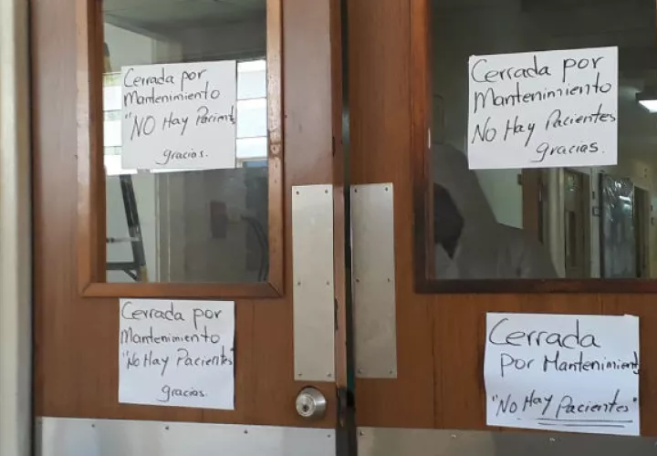 Hay carteles de aviso en las puertas. Foto. Thays Domínguez.