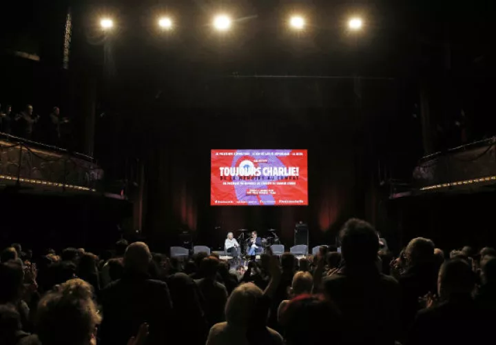 Un grupo de personas participan de las actividades para recordar a los fallecidos tras el atentado contra "Charlie Hebdo". FOTO/AP 