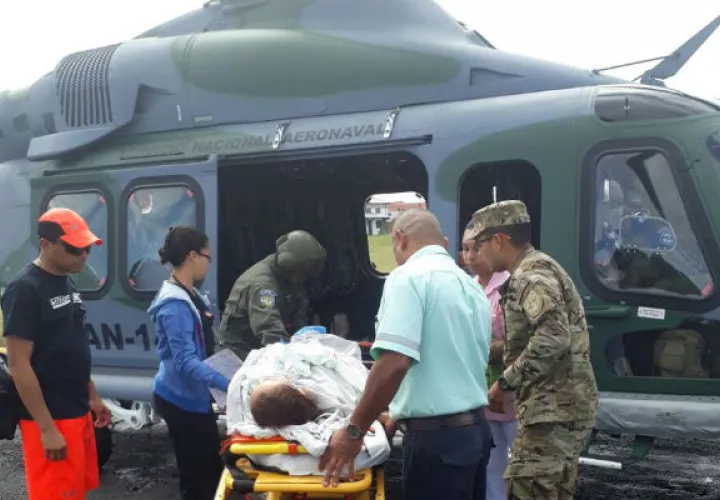 Momento que era traslada en un helicóptero del Senan. Foto: @SENANPanama