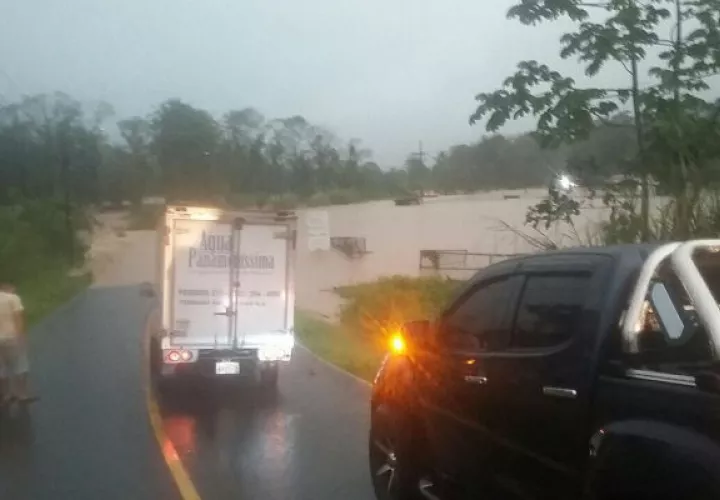 Carretera obstruida por crecida. Foto: Diómedes Sánchez.