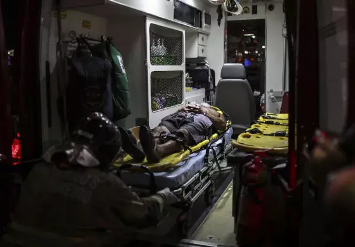 Trasladan a una de las personas heridas en el accidente en Copacabana. FOTO/EFE