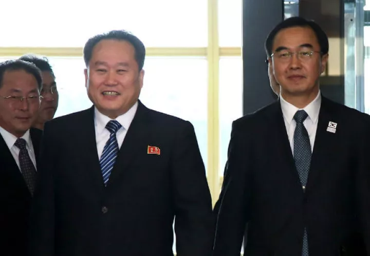 El ministro de Unificación de Corea del Sur y delegado en jefe Cho Myoung-gyon (i) saluda al principal delegado de Corea del Norte Ri Son-gwon. FOTO/EFE