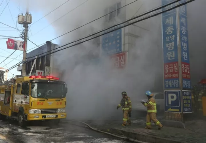 El incendio ocurrió en la sala de urgencias en el primer piso.