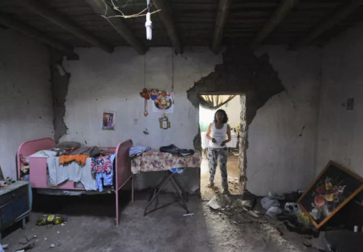 Una mujer observa como quedó su casa. Foto: AP 