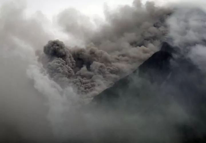 Las cenizas que salen del Volcán Mayon. Foto: EFE  