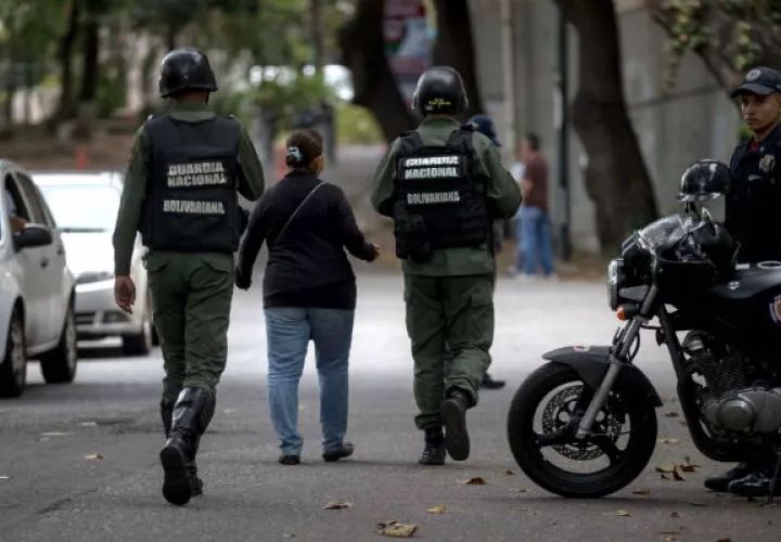 Tía de Oscar Pérez, camina en las inmediaciones de la morgue. Foto: EFE