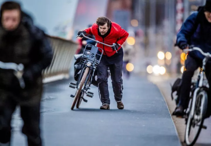 Ciclistas luchan a pie contra los fuertes vientos. Foto: EFE. 