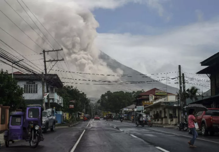 Una vista del Volcán Mayon en erupción. Foto: EFE 