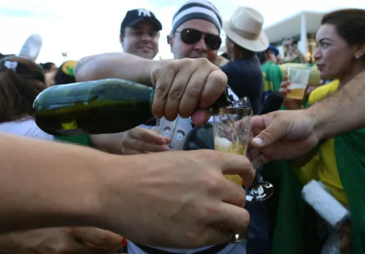 Detractores del expresidente brasileño Luiz Inácio Lula da Silva celebran la decisión. Foto: EFE 