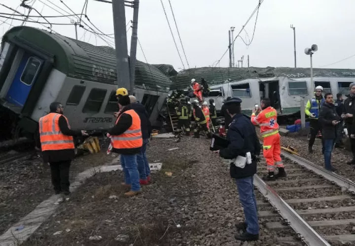 Los equipos de rescate trabajan en el automóvil destrozado. Foto: AP 