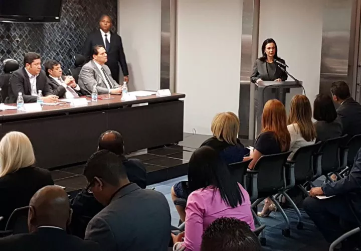 La vicepresidenta se presentó en la Comisión de Credenciales para apoyar a Moore y a Tovar. Foto/Cortesía 