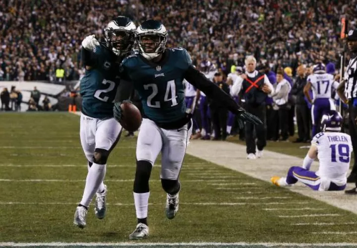 Malcolm Jenkins (izq.) y Corey Graham (c) celebran una intercepción. Foto EFE