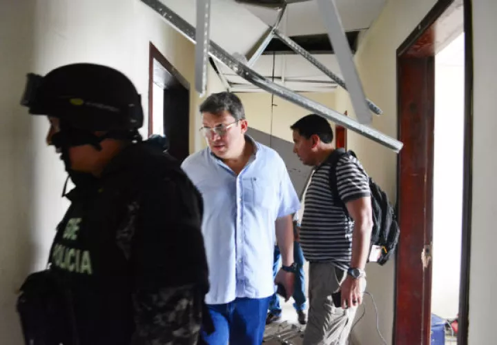 El  ministro del Interior Cesar Navas, inspecciona el lugar del atentado. FOTO/EFE