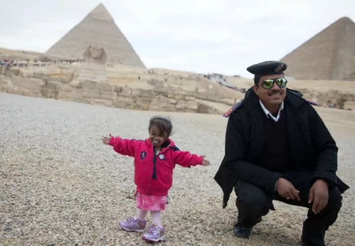 Jyoti Amge junto a Sultan Kosen, en la pirámide de Guiza. FOTO/EFE
