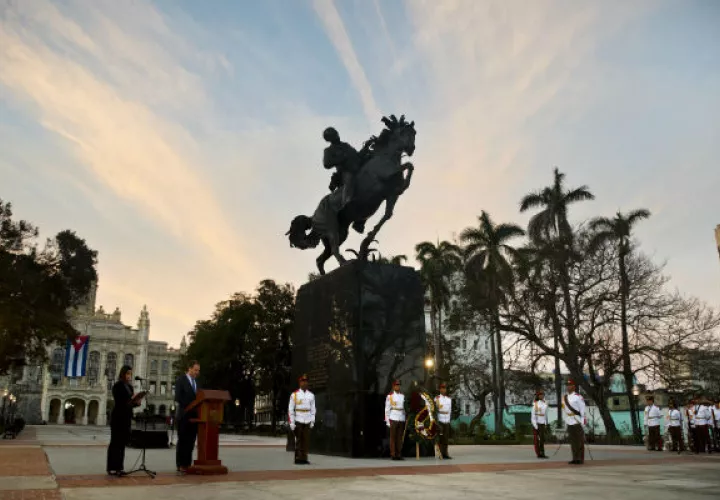 Llega a Cuba una réplica de  José Martí. FOTO/AP