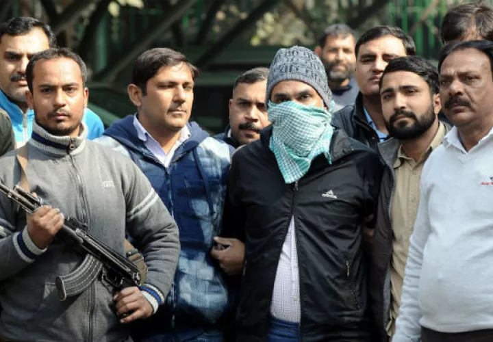 Agentes de policía indios escoltan a Abdul Subhan Qureshi. Foto: EFE 