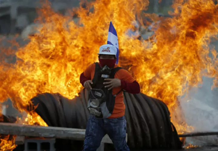 Grupos opositores a Juan Orlando Hernández protestaron durante su juramentación. FOTO/AP