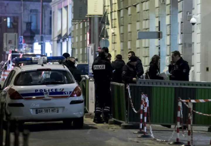 Dos personas se encontraban dentro de la tienda y le avisaron a la policía, señaló el funcionario. FOTO/EFE