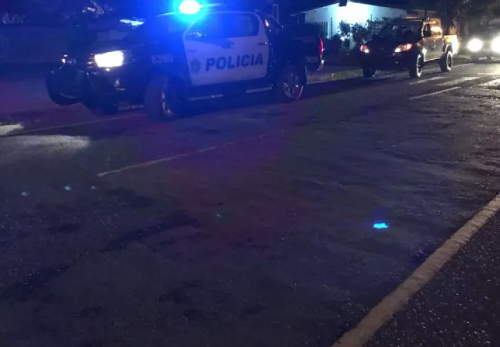 Unidades de la policía en el lugar buscan a los gatilleros. 