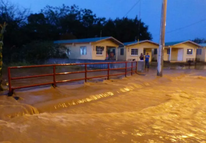El agua rebasó el puente vehicular. Foto: Thays Domínguez. 