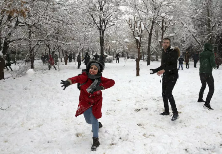 Escuelas, universidades y aeropuertos, fueron cerrados por el mal tiempo. FOTO/AP