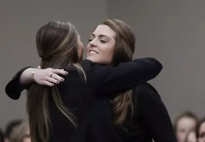 Sterling Riethman (derecha), una de las víctimas de Nassar. Foto AP