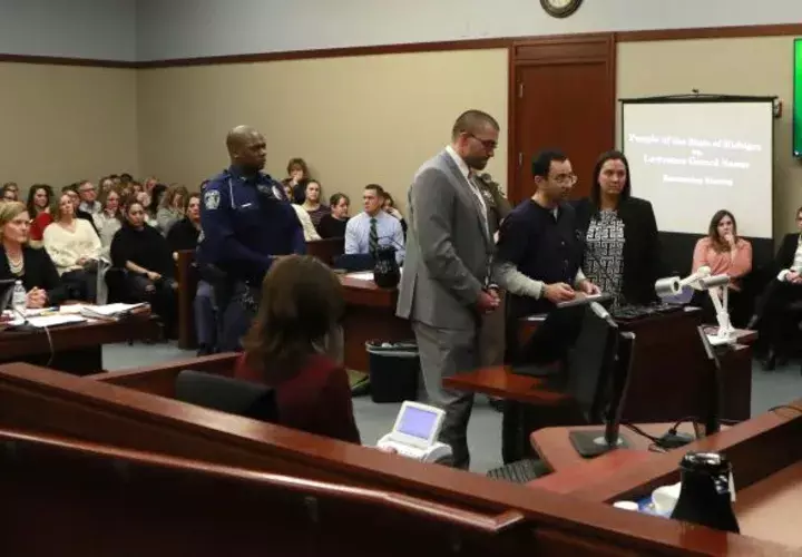  Larry Nassar escucha a la  jueza Rosemarie Aquilina. Foto AP