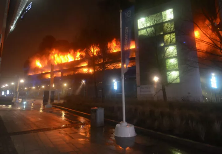 Incendio en un edificio de estacionamientos. FOTO/AP