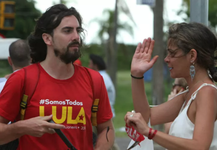Venden toda clase de artículos con el rostro del expresidente Luis Inácio da Silva. FOTO/AP  