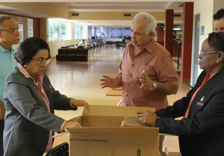Bolívar Pariente (c) al momento de la entrega a la Biblioteca Nacional.