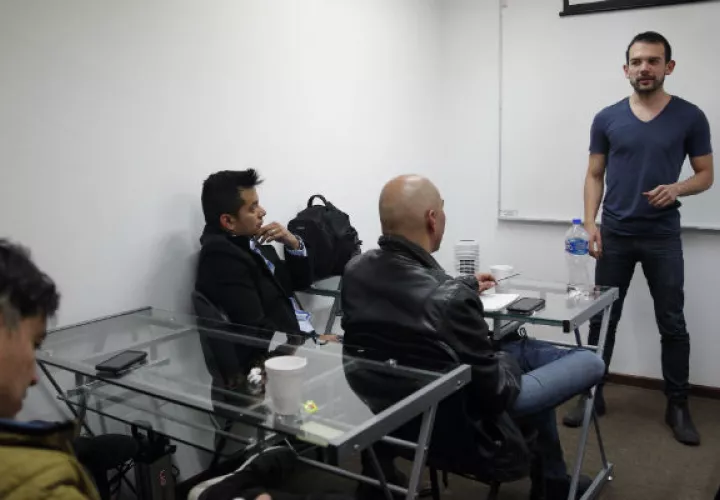 Miguel Carrión (i) durante una clase, en la escuela de seducción en Ciudad de México. FOTO/EFE 