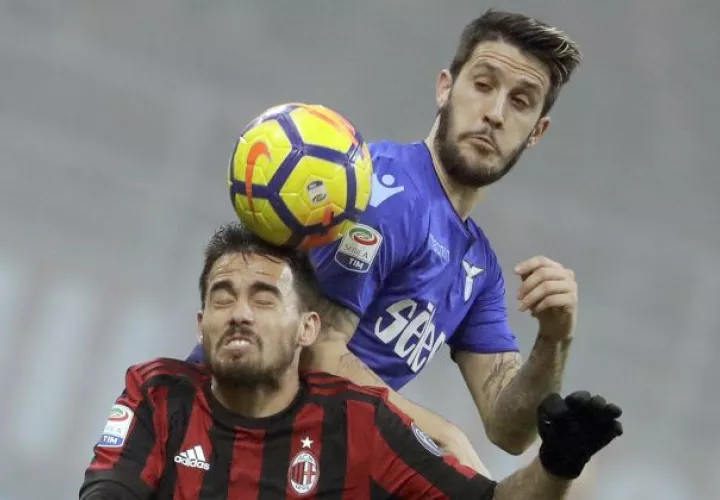El jugador del Milan, el español Suso disputa el balón. Foto AP