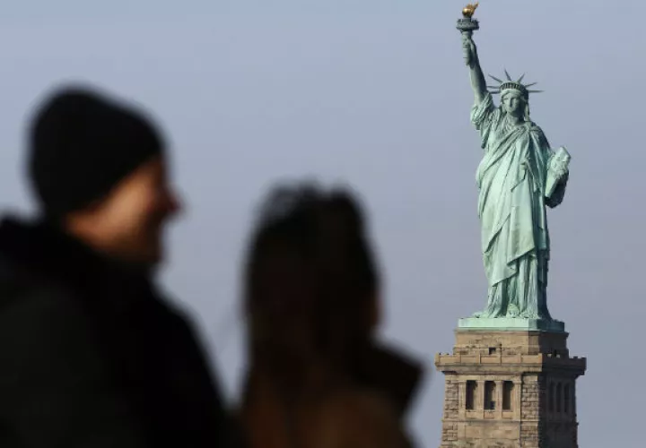 Muchas personas se decepcionaron con el cierre de la Estatua de la Libertad y la Isla Ellis. FOTO/AP 