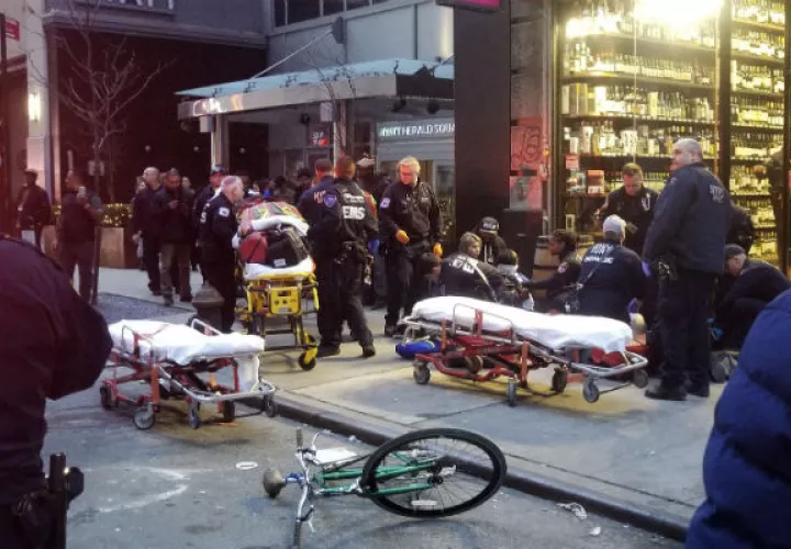 Los bomberos atienden la emergencia. FOTO/AP
