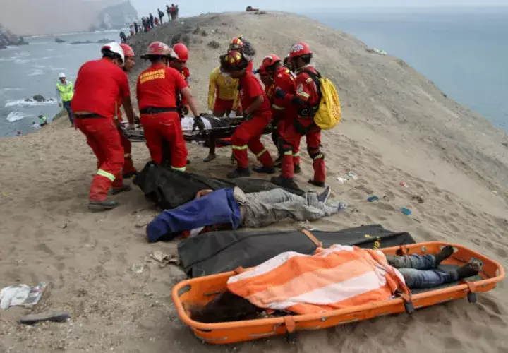 Los cuerpos son rescatados uno por uno. FOTO/EFE