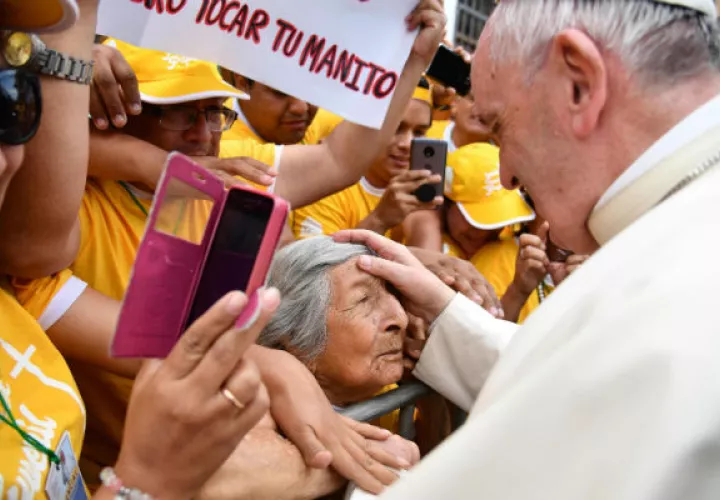 El papa se detuvo para saludar a la cumpleañera. FOTO/AP