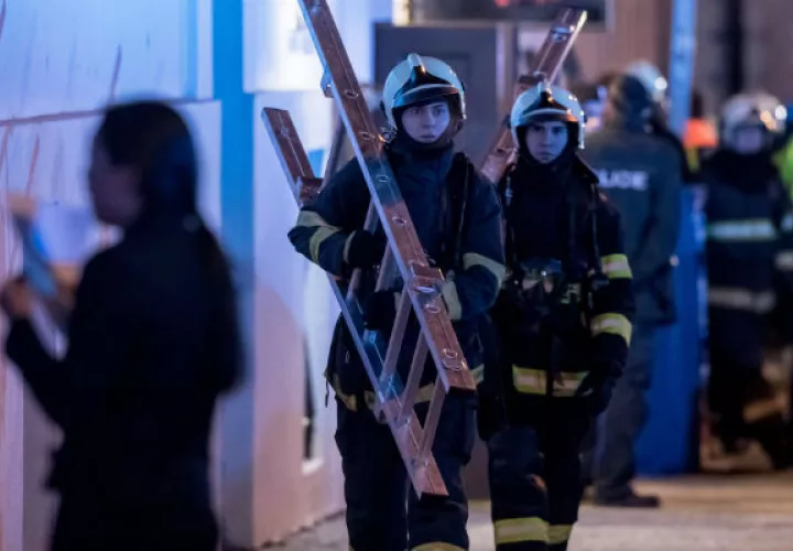 Los bomberos trabajan arduamente para combatir el incendio. FOTO/AP