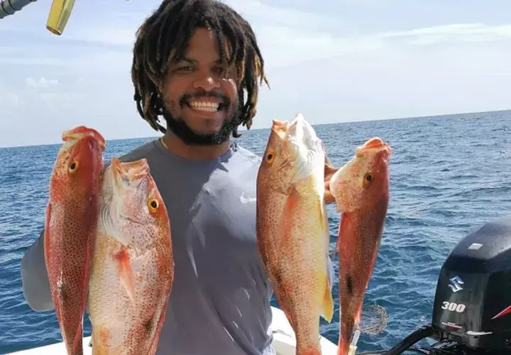 Torres con su pesca de pargo rojo.