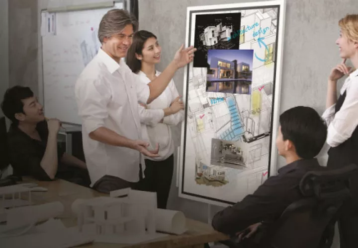  la base portátil con ruedas del Flip permite convertir cualquier espacio en un lugar de reunión. Foto: Samsung