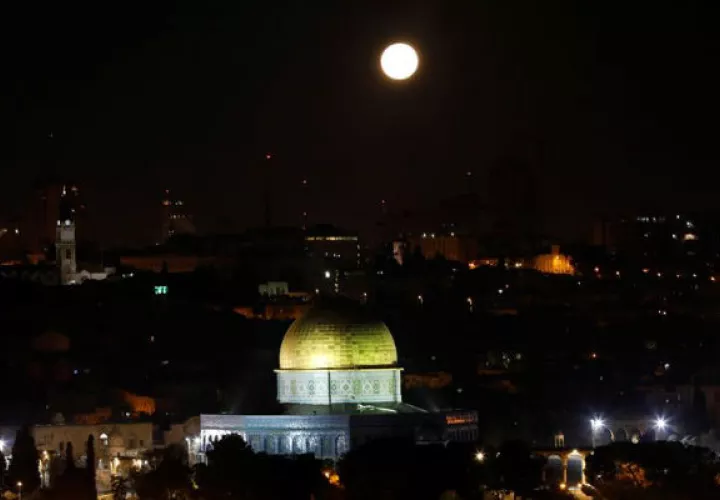 Vista de la superluna sobre Jerusalén (Israel) en la madrugada de este 31 de enero. 