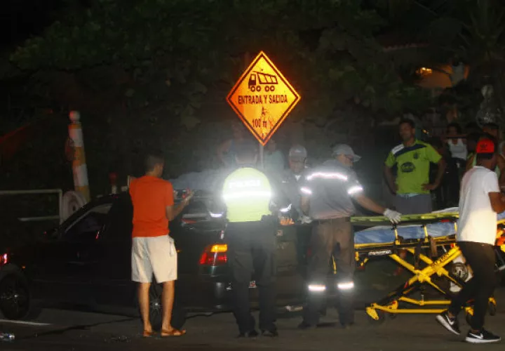 Momento en que era trasladado al hospital Nicolás Solano donde falleció. Foto: Edwards Santos