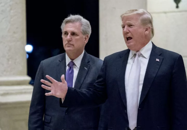 Donald Trump atiende a los periodistas a la llegada a uno de sus clubes de golf. FOTO/AP