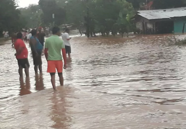 Los afectados salen de sus casas porque el nivel del agua aumenta. 