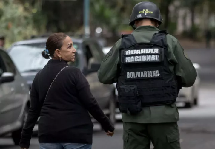 Aura Perez (c), tía de Oscar Pérez, camina en las inmediaciones de la morgue. FOTO/EFE