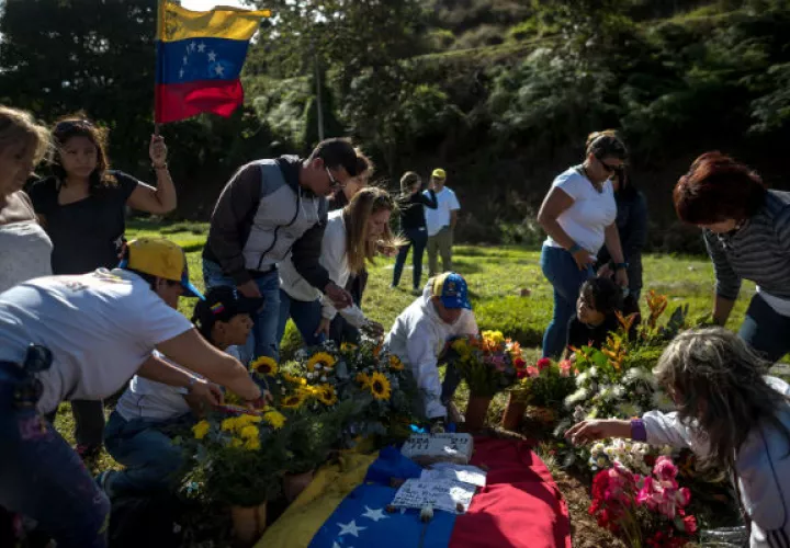 Simpatizantes de Óscar Pérez, rezan por su alma. FOTO/EFE