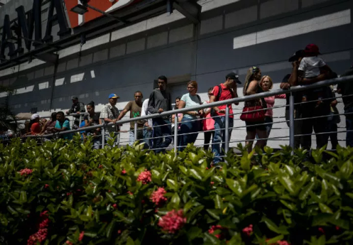Los venezolanos hacen largas filas para obtener alimentos y productos de primera necesidad. FOTO/EFE