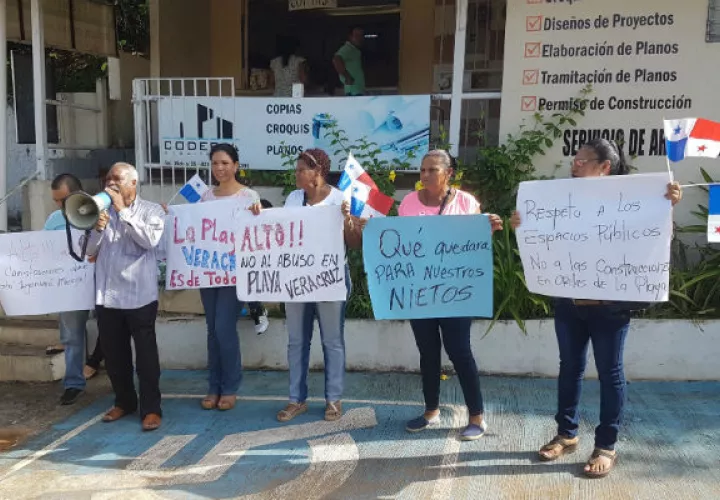 Se apostaron frente al Consejo Municipal. Foto: Raimundo Rivera. 