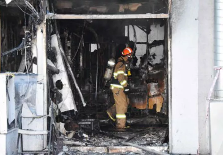 Los bomberos trabajando en el incendio. Foto: EFE 